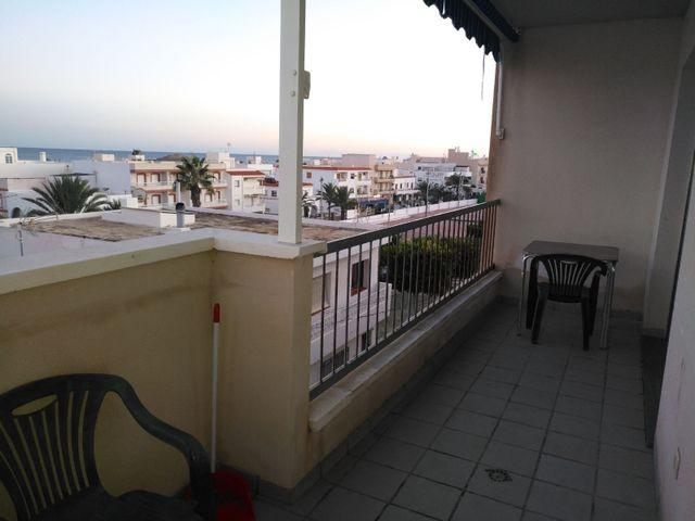 Piso en venta en Carboneras de 80 m² con 3 habitaciones, terraza y garaje 