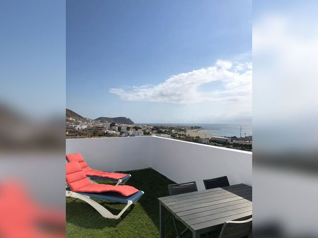 Casa en venta en Carboneras de 2 habitaciones con terraza y garaje