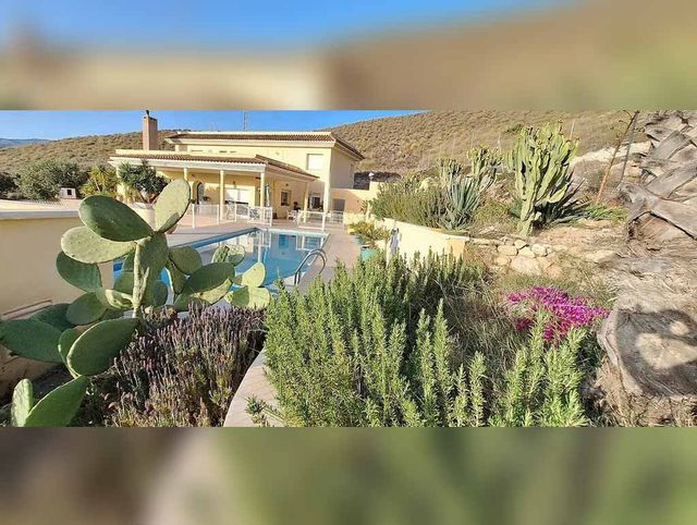 Fincas Mesa Roldán Casa en venta en Carboneras de 4 habitaciones con terraza y piscina