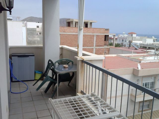 Piso en venta en Carboneras de 80 m² con 3 habitaciones, terraza y garaje 